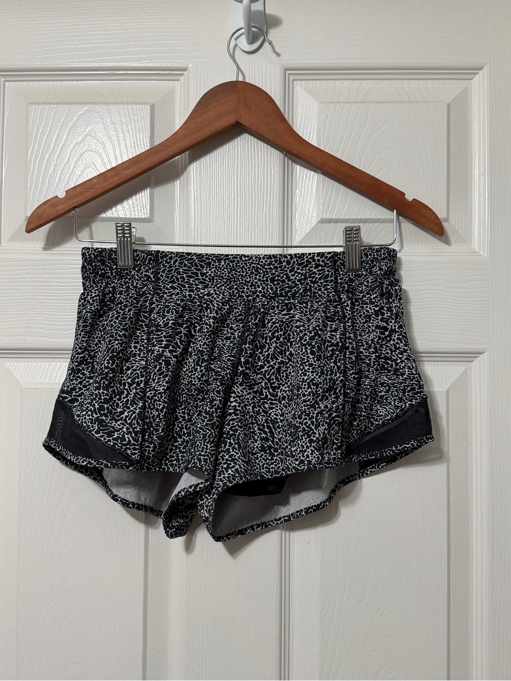 lululemon athletica hotty hot shorts II 2.5” size 8 euc